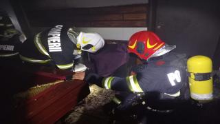 Incendiu la o pensiune din Vâlcea unde 40 de copii erau în tabără. 5 dintre ei au ajuns la spital intoxicaţi cu monoxid de carbon