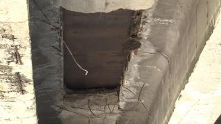 O bucată dintr-un pod aflat în Neamț s-a desprins chiar în timp ce șoferii îl traversau. Muncitorii au venit cu o tablă să "rezolve situația"