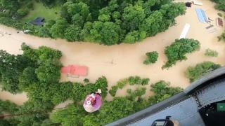 Inundaţii devastatoare în SUA. Bilanţ sumbru: 37 de morţi, între care 6 copii. Sute de persoane sunt date dispărute