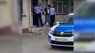 Un adolescent din Dâmbovița terorizează un sat întreg. Se îmbată și își pune vecinii să facă flotări sau să își dea palme