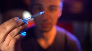 Idee halucinantă a aleșilor din Parlament: consumatorii de droguri, trimiși direct în închisoare