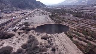 Groapă cu o adâncime de aproape 200 de metri apărută din senin lângă o mină de cupru din Chile