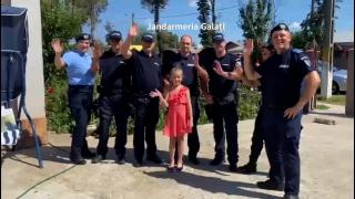 Momente emoționante într-o gospodărie din Galați. Jandarmii i-au făcut o surpriză unei fetițe care a reușit să fugă din calea războiului. Anya își dorea o păpușă