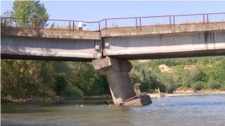 "Podul ăsta e vechi de 80 de ani" / "Nu, minte. I-au dat drumul în '89". Cum a încercat un primar din Caraş Severin să scape de responsabilitate după ce un nou pod stă să cadă