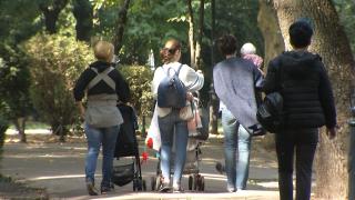 Părinţii cu copii mici vor beneficia de noi drepturi. Propunerea UE pentru creşterea numărului de mame active pe piaţa muncii