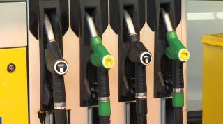 Preţurile la carburanţi au scăzut considerabil. Cât costă acum un litru de benzină