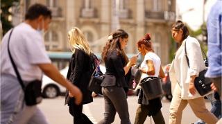 "Am ochi şi la spate, eu". Pietonii traversează cu ochii în telefoane sau muzică în căşti şi provoacă sute de accidente mortale anual