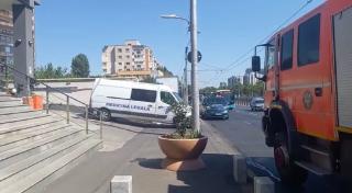 O femeie a murit după ce s-a aruncat de la etaj, pe Calea Văcărești din Capitală. Ar fi trecut recent printr-un divorț