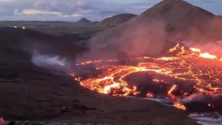 Un vulcan a devenit atracție turistică: Mii de oameni s-au strâns fascinaţi în jurul craterului incandescent