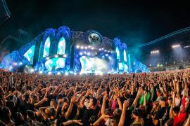 "Dansăm, consumăm tot ce trebuie". Momente electrizante și adrenalină pe cele opt scene de la UNTOLD; tinerii nu mai știau cum să se împartă