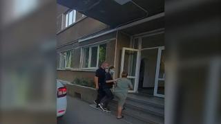 "M-a înghesuit un pic cu o cutie din carton, în lift". Cum a rămas o bătrână de 69 de ani fără 25.000 de lei, banii pentru o operaţie: a fost jefuită de două femei