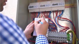 Propunere controversată a FMI: guvernele să nu mai ajute oamenii la plata facturilor pentru curent şi gaze. Cu cât vor plăti românii mai mult