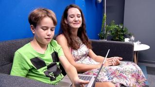 De ce important să nu luăm imediat telefoanele sau tabletele din mâinile copiilor? Avantajele neaşteptate ale expunerii la lumea virtuală