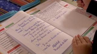 Cum arată o zi din viaţa unui elev român. Temele pentru acasă, nelipsite nici în vacanţa mare