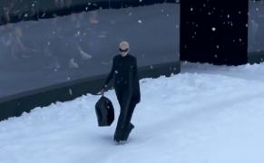 Cum arată geanta tip sac de gunoi, marca Balenciaga, scoasă la vânzare pentru aproape 1.800 de euro