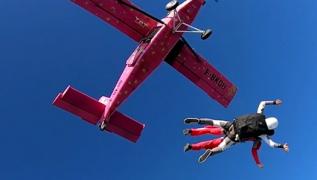 Saltul cu parașuta, distracţia ideală pentru împătimiții de senzații tari. Cât costă o astfel de experienţă