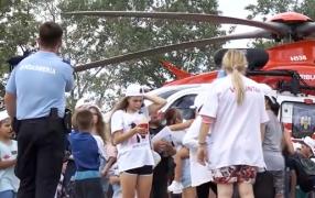 Tabără inedită pentru sute de copii din două centre de plasament. Au fost jandarmi pentru o zi şi au furat secretele meseriei