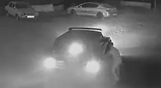 Un șofer fără permis a pornit "la vânătoare" de oameni. Maramureșeanul a încercat să lovească mai multe persoane, într-o parcare din Borșa