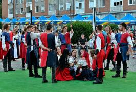 Prinți, prințese și cavaleri, pe străzile Hunedoarei. Turiștii, unii veniți chiar de peste hotare, fascinați de călătoria în timp