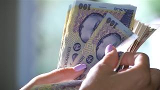 Măriri de salarii cu 50% pentru bugetari în plină criză. "Unii au spor pentru soare, alţii pentru umbră"