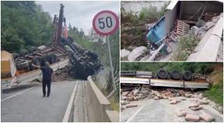 Un TIR încărcat cu ciment a făcut prăpăd în Defileul Jiului. Camionul a blocat zeci de minute circulația