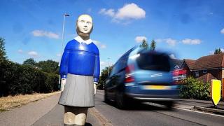 Oamenii dintr-un sat britanic, îngroziţi de nişte statui apărute pe stradă. Autorităţile spun că aşa vor să atragă atenţia asupra pericolelor din trafic