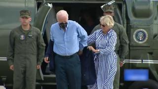 Joe Biden, filmat în timp ce se "luptă" cu un sacou, apoi îi cad ochelarii. Prima Doamnă salvează situația