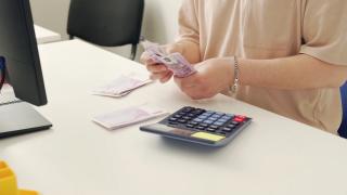 Credite cu rate mai avantajoase, de care mulţi nici n-au auzit. "Portiţa" de care pot profita băncile la semnarea contractului