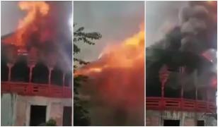 O pensiune din Nănești, Maramureș, a fost înghițită de flăcări. Incendiul a izbucnit de la autoutilitara parcată în garaj