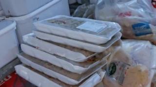 Alimentele expirate, o practică obişnuită la terasele din Costineşti: "Micii ăştia? Sunt din 2020. Nu întâlneşti tot timpul mici verzi"