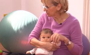 Kinetoterapia la bebeluşi. În ce situaţii trebuie să apelezi la ajutorul unui specialist