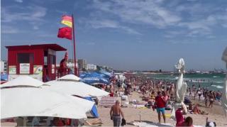 Doi tineri din Vaslui, daţi dispăruţi în Costineşti: de 15 ore se chinuie salvamarii să-i găsească. Steagul roşu, arborat pe întreg litoralul