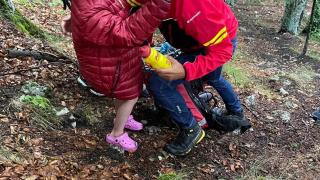 Doi copii de 5 şi 6 ani, salvaţi după ce o furtună i-a surprins pe munte în şlapi de cauciuc şi pantaloni scurţi