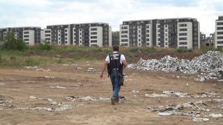 Munţi de gunoaie pe terenul unde Gigi Becali construieşte apartamente de lux: “Domne, nu le-am pus eu"