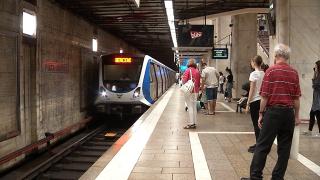 La metrou se aşteaptă mult şi se circulă în trenuri murdare: costul de mentenanţă, mai mare ca la Londra. Metrorex are însă şi o veste bună