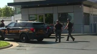 Un bărbat înarmat, suspect că a participat la invadarea Capitoliului, a fost împuşcat mortal după ce a vrut să pătrundă în sediul FBI