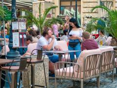 Și statul pe scaun costă: câți bani scot românii din buzunar pentru o seară la meci, concert sau stand-up