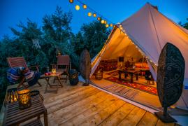 Glamping: camping de lux printre blocuri. Brașovul, din ce în ce mai căutat pentru oaza de liniște din mijlocul orașului