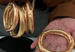 Brăţările create de o româncă fac senzaţie peste hotare. Inspiraţia i-a venit mâncând covrigi de Buzău: "Am cumpărat o pungă, iar ideea s-a format organic"