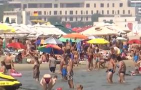 Vremea dictează cât de aglomerat va fi pe litoral. Pe plajă încă se stă om lângă om. Peste 200.000 de turiști, la mare