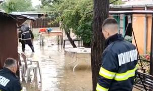 "Sfânta Maria ne pune să schimbăm pălăria": Cod galben de ploi, descărcări electrice şi maşini blocate în torenţii de pe bulevardele României