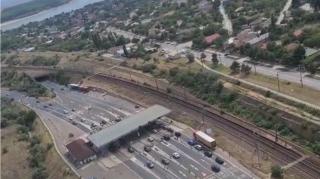 Cozi uriaşe pe A2: la intrarea în Bucureşti coloana de maşini se întinde pe 3 kilometri. Peste 230.000 de turişti se întorc de la mare