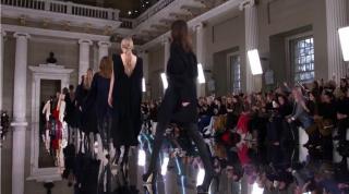 Victoria Beckham are probleme în afaceri: îşi vinde creaţiile la o reducere de peste 70% din cauza datoriilor de peste 53 de milioane de lire sterline