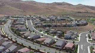 Şi-a cumpărat casa visurilor, dar s-a trezit că deţine un cartier întreg. O eroare a autorităţilor a făcut-o pe o americancă proprietară a 85 de locuinţe