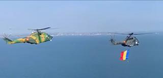 Imagini exclusive de la bordul elicopterului care a purtat drapelul naţional deasupra întregului litoral: "Acele trei culori pe care le respectăm şi le iubim"