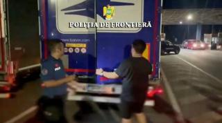 40 de migrați înghesuiți printre profile de aluminiu, într-un TIR care ieșea din România. Încercau să ajungă ilegal în Ungaria