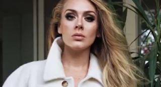 Adele, mai sinceră ca niciodată cu fanii ei. Cântăreaţa este imaginea noului număr al revistei ELLE