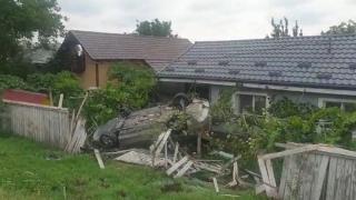 Un tânăr de 19 ani a ratat o depăşire, a rupt un gard și s-a răsturnat în curtea unui localnic. Alături de buzoian erau şi 2 minori
