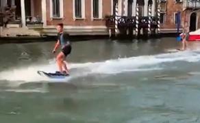 "Iată-i pe cei doi idioți aroganți". Primarul din Veneţia oferă o cină oricui îl ajută să-i identifice pe doi turişti care au făcut surf pe Grande Canale