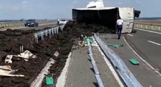 Trafic blocat 8 ore, după ce un TIR plin cu cărbune s-a răsturnat, între Slatina şi Balş. Camionului i-a explodat un cauciuc